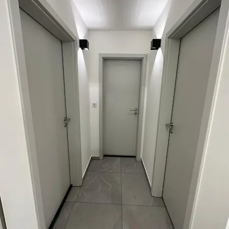 Schone 2 Z. Mit Balkon Apartment